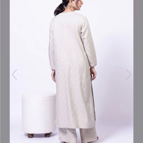 Pakistani Chic Cream and Maroon Women's kurta - Picture 4 of 8